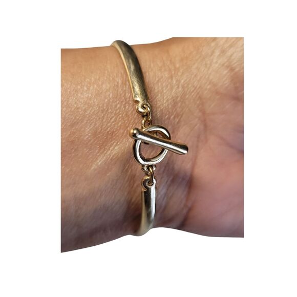 Gold-plated Heart and Rhinestone Bracelet 4 in Length With Toggle Clasp Closure - Picture 3 of 4